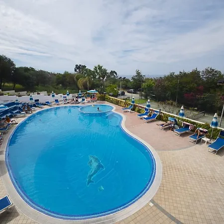 Hotel apartamentowy Villaggio Pineta Petto Bianco 4*