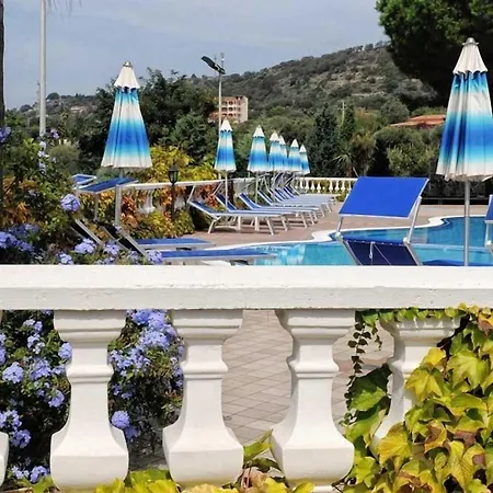 Villaggio Pineta Petto Bianco 4*