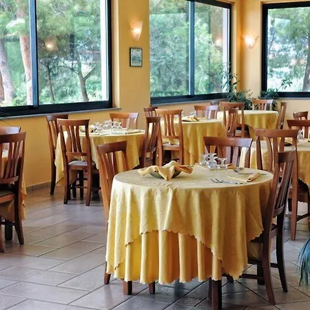Aparthotel Villaggio Pineta Petto Bianco 4*